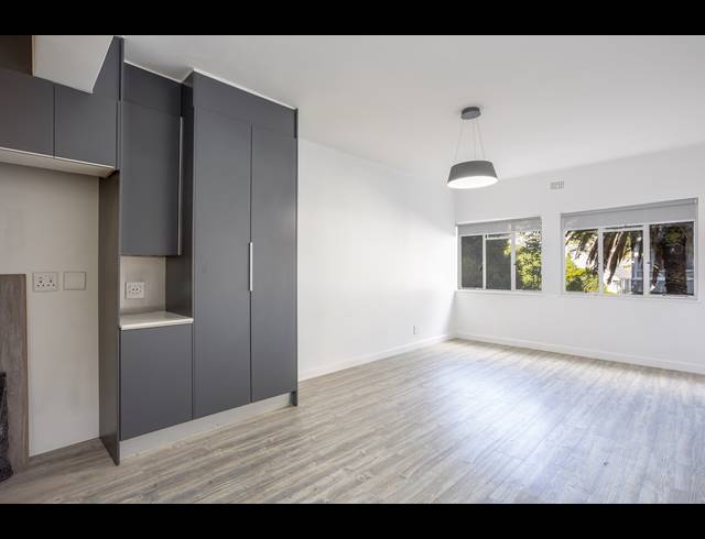 2 BEDROOM APARTMENT TO LET IN SEA POINT